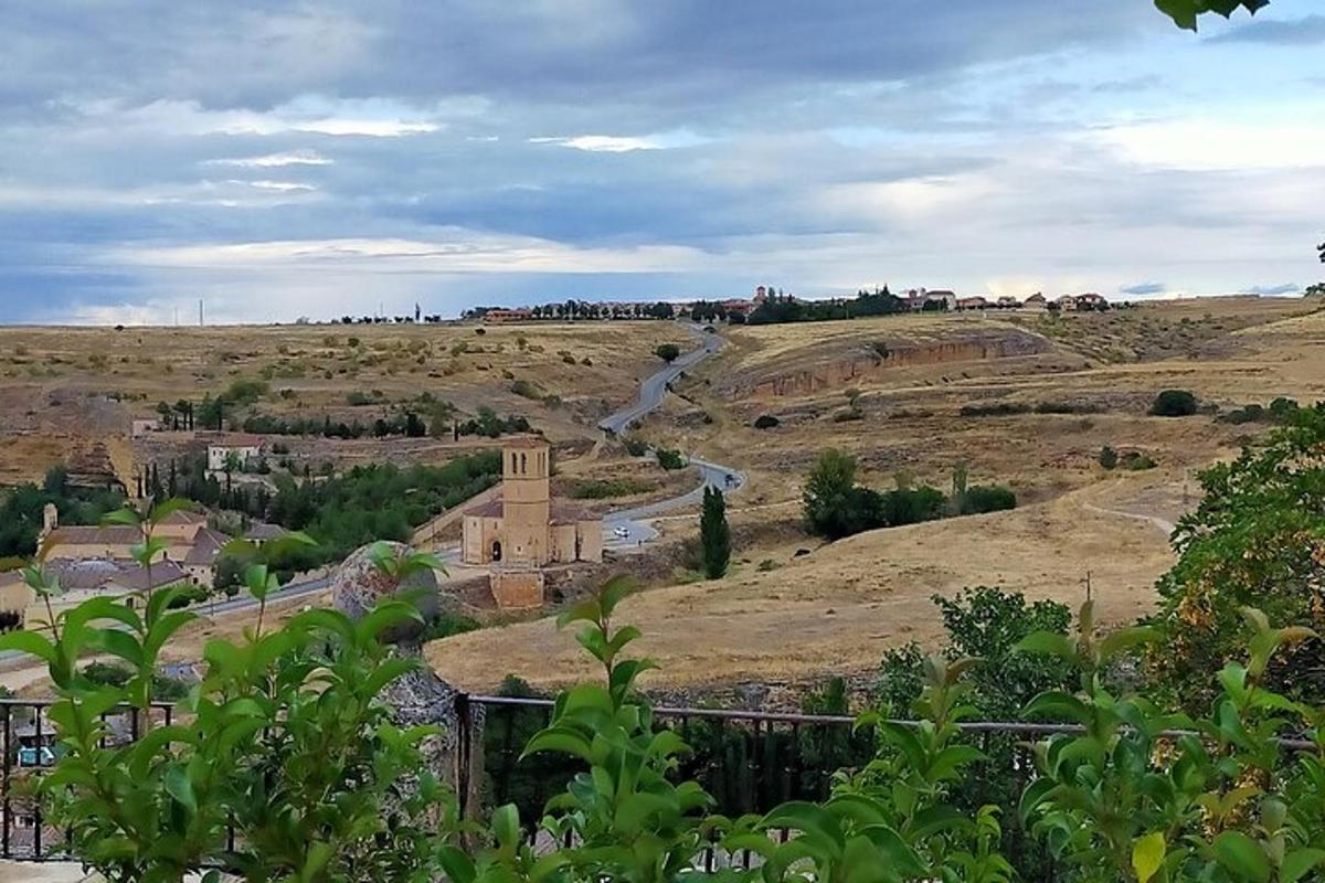 uma vista de uma colina com uma cidade nela
