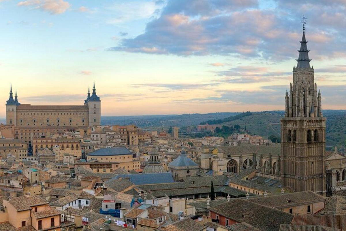 una vista di una città con una torre dell'orologio