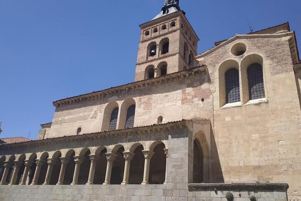 uma igreja com uma torre do relógio no topo