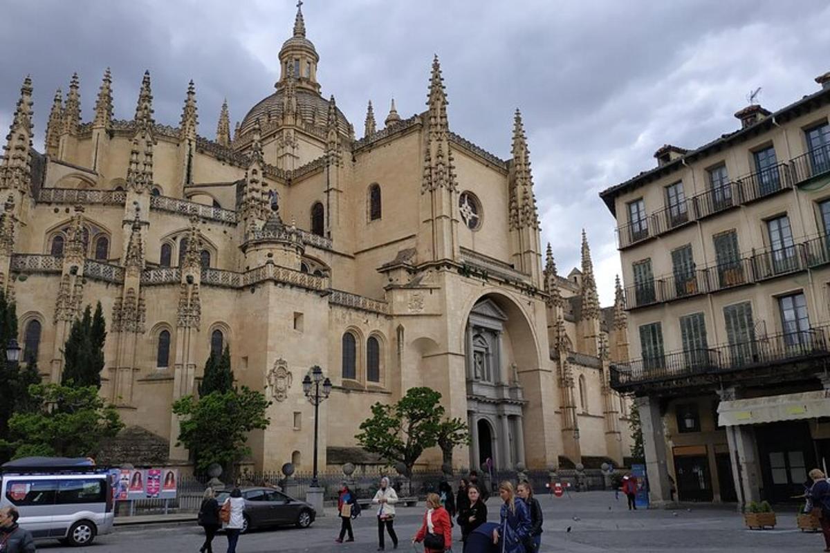 um grande edifício com pessoas caminhando na frente dele