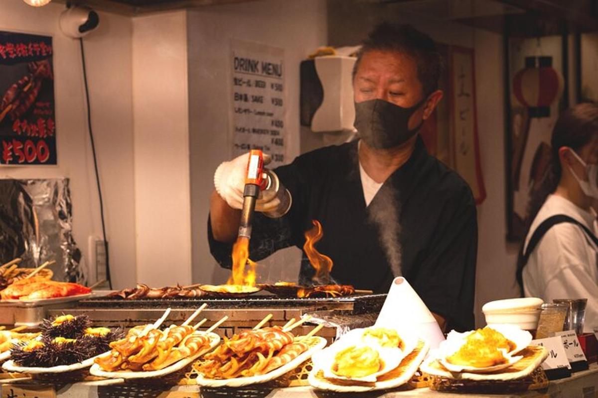 un uomo che indossa una maschera che cucina cibo su una griglia
