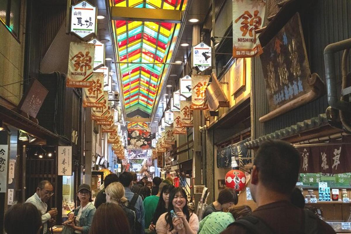 una folla di persone che camminano lungo una strada in un mercato