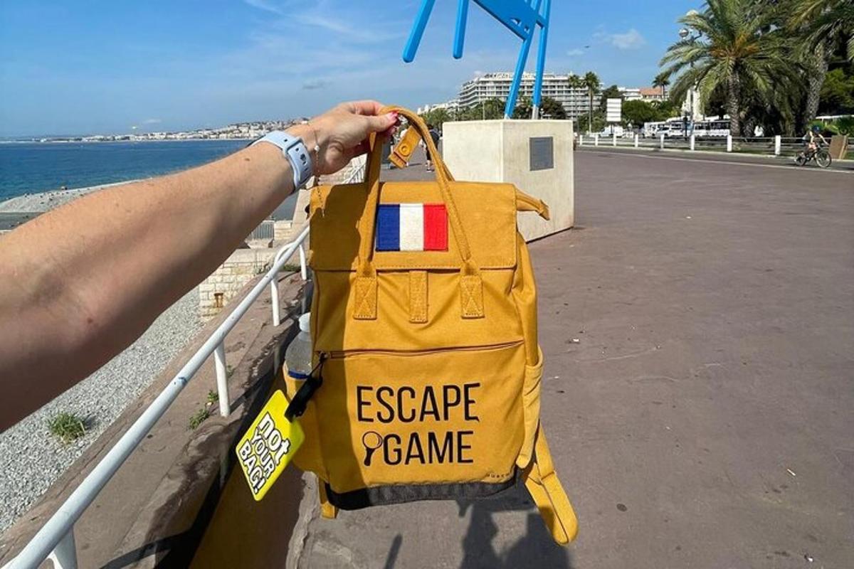 een persoon die een gele tas vasthoudt met de woorden escapegamer