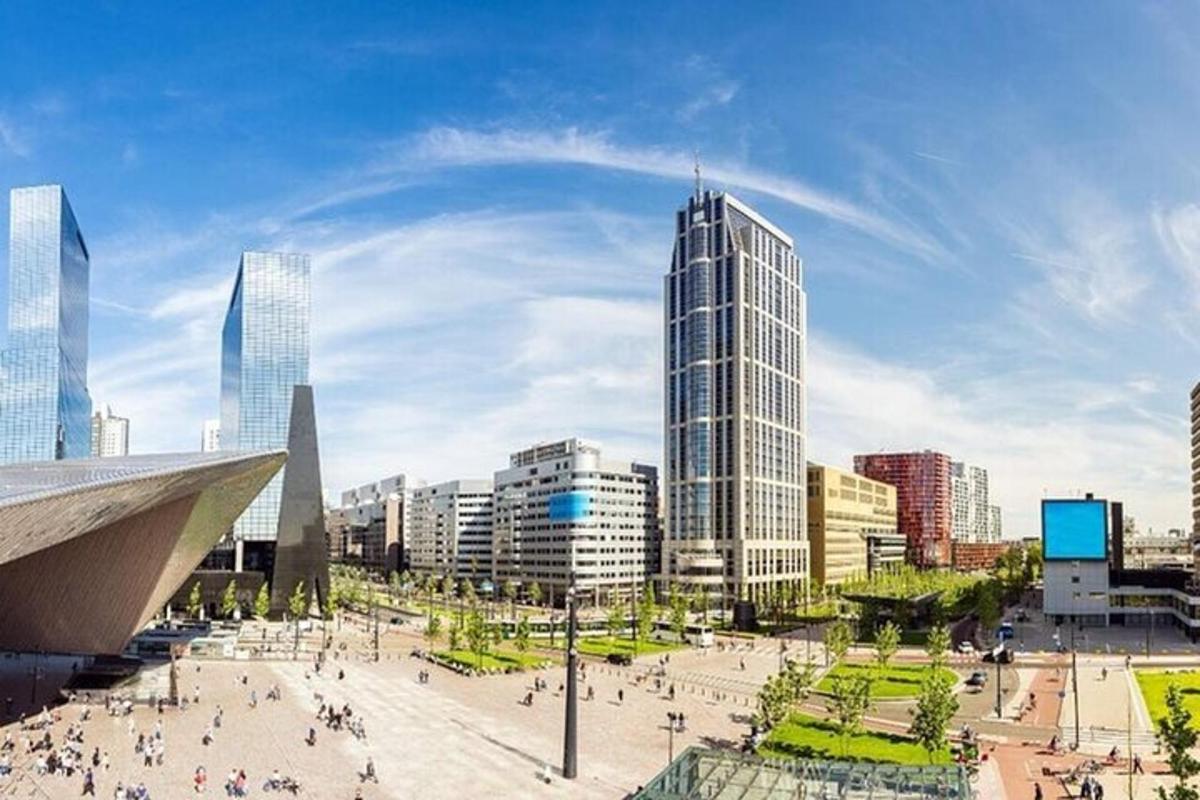 uma cidade com prédios altos e uma praça com pessoas