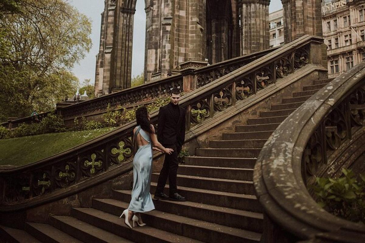 um homem e uma mulher em pé em uma escada