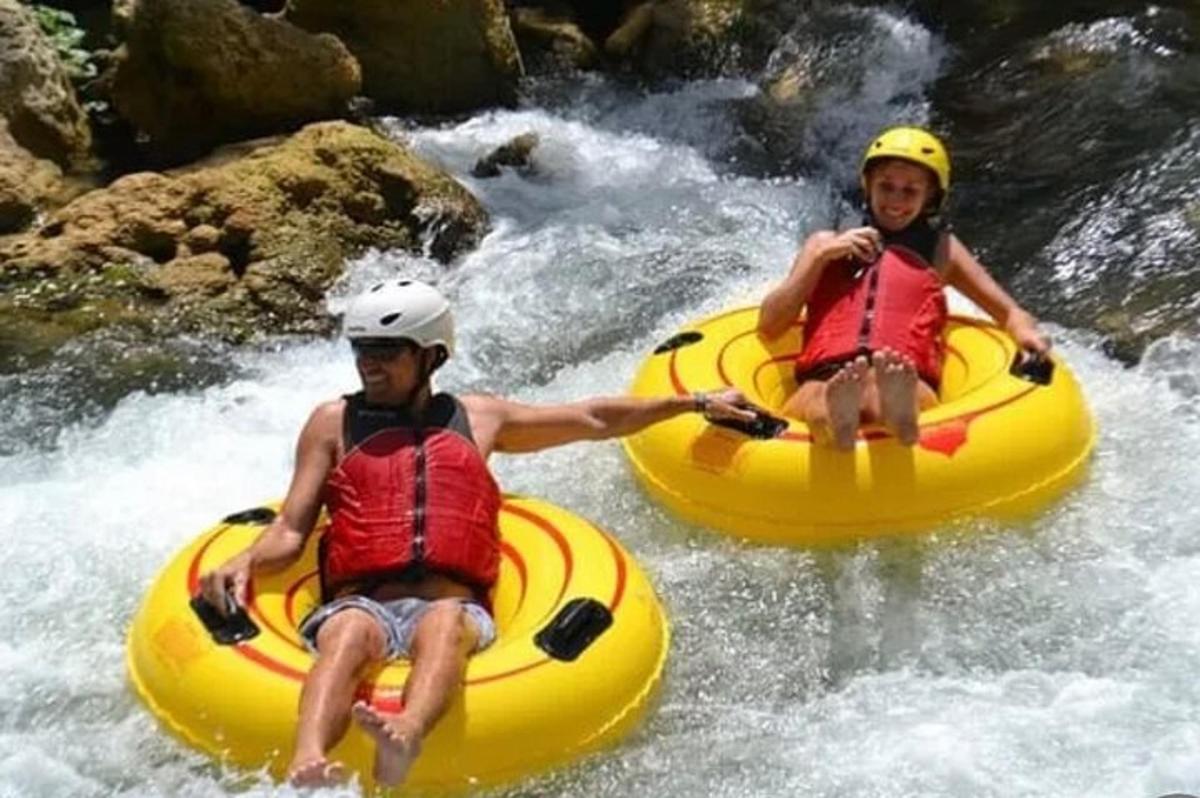 dues persones en basses grogues en un riu