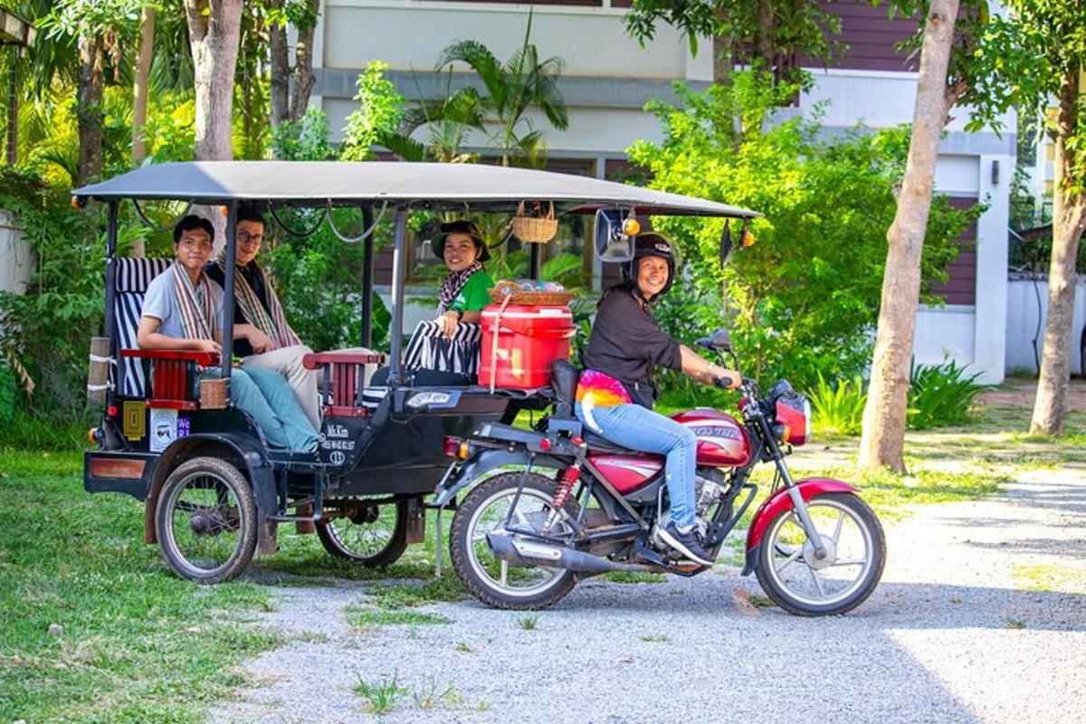 un gruppo di persone a bordo di un golf cart