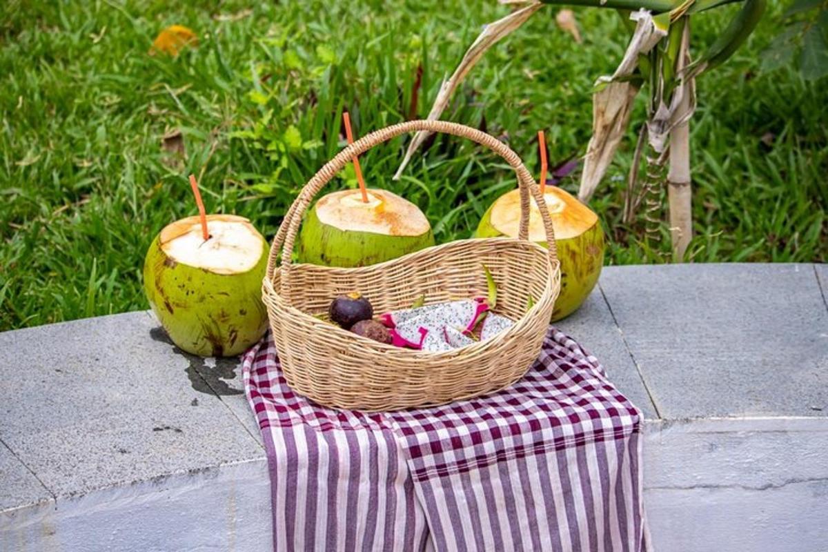 un cesto appoggiato su un tavolo con noci di cocco