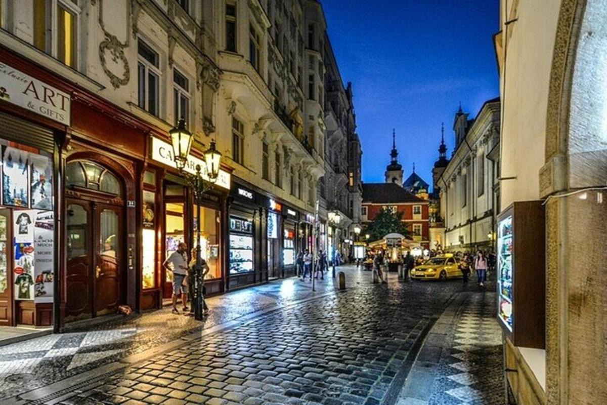 dlážděná ulice ve městě s lidmi, kteří se procházejí kolem