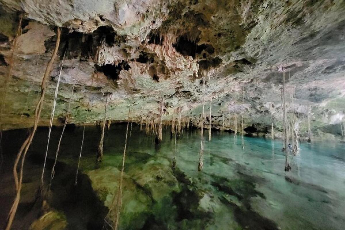 jama z vodo in ledenimi svečami, ki visijo z nje
