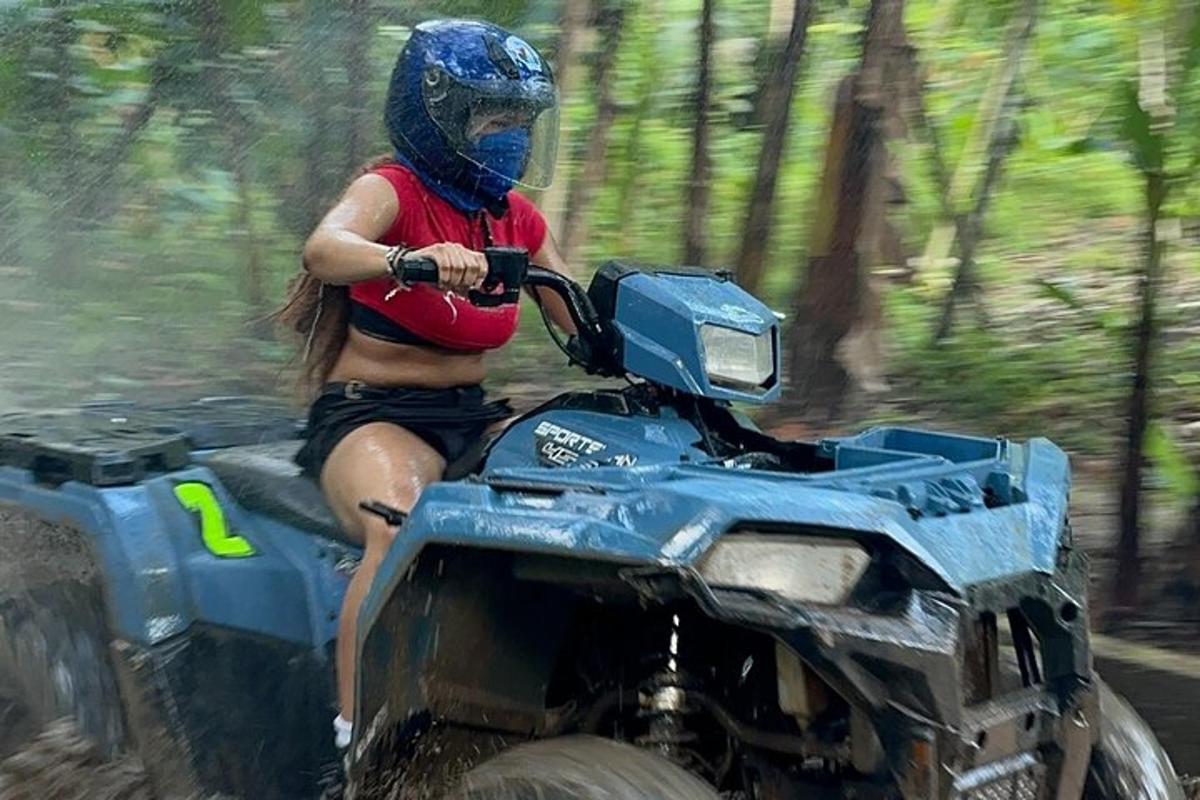 eine Frau, die im Wald auf einem Quad fährt