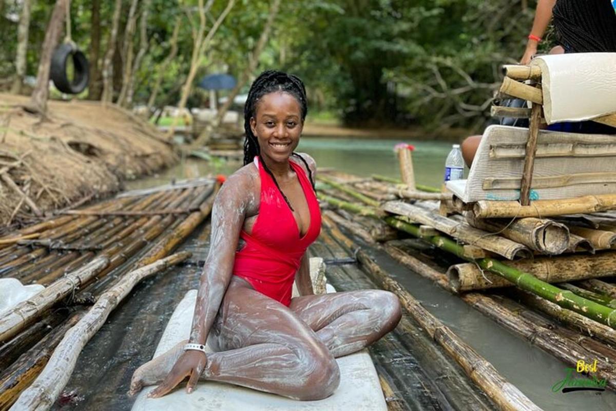 eine Frau, die auf einem Floß im Wasser sitzt
