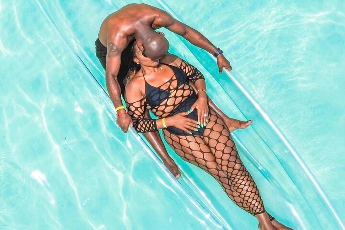 uma mulher em uma piscina na água