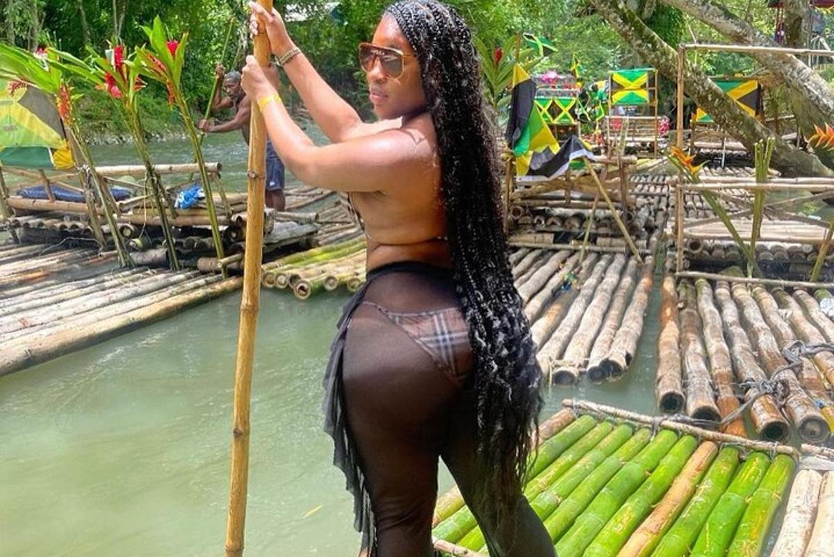 uma mulher de maiô parada na água