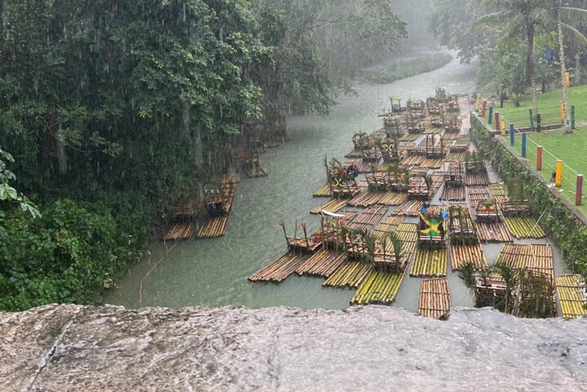 um grupo de barcos em um rio na chuva