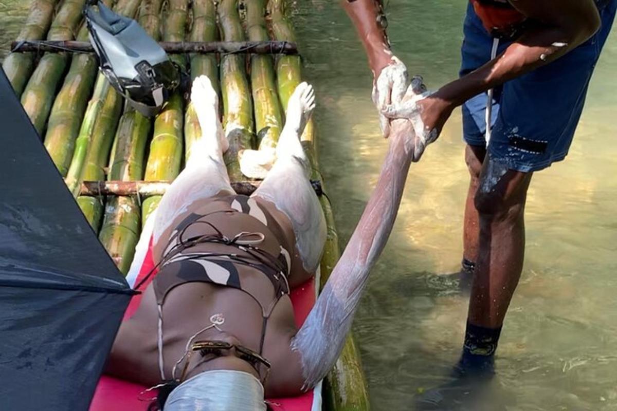 eine Frau, die auf einem Floß im Wasser liegt