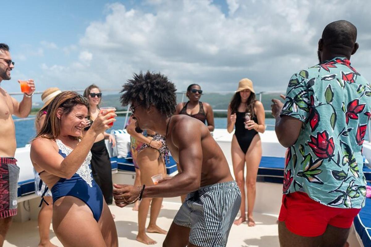 un grupo de personas en traje de baño en una playa