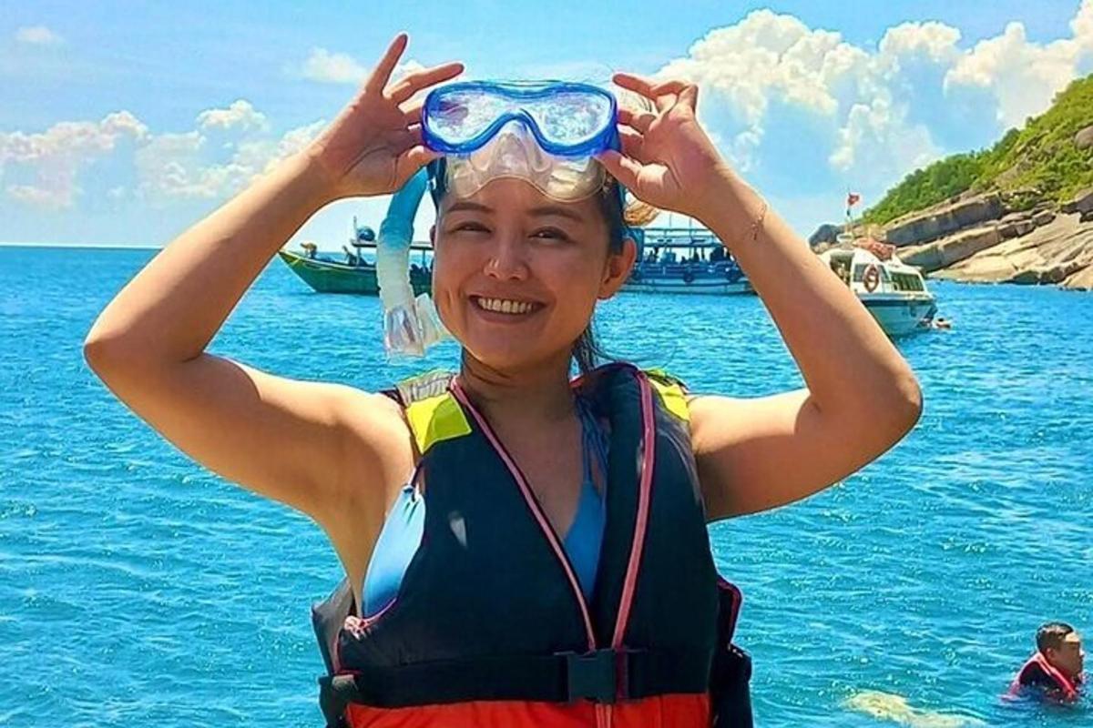 seorang wanita mengenakan topeng dan kacamata di atas air