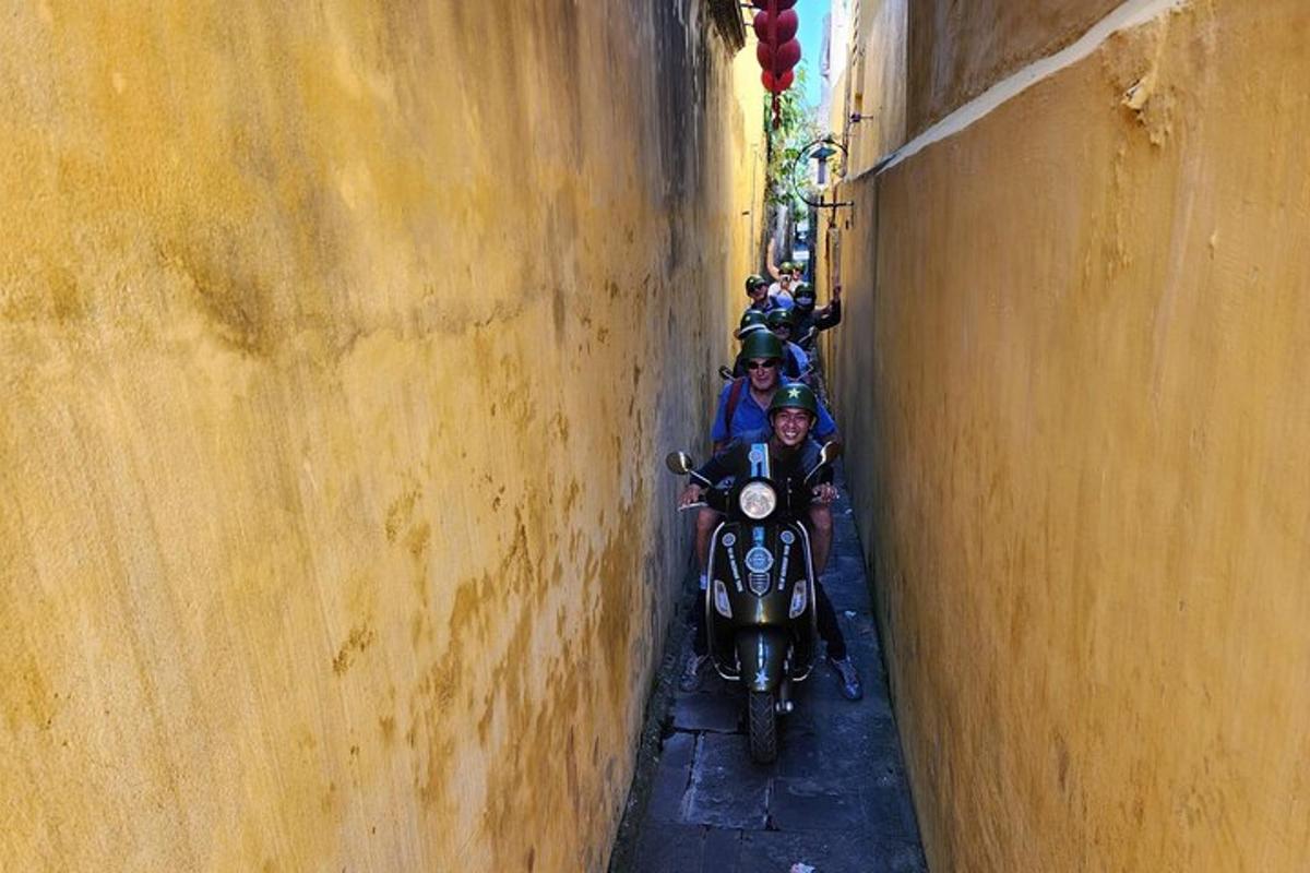 eine Gruppe von Menschen, die in einer engen Gasse Motorräder fahren