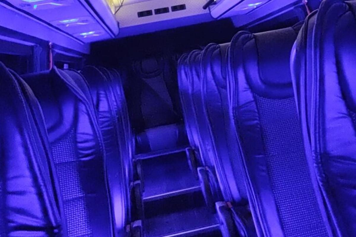 ein leerer Bus mit blauen Lichtern auf den Sitzen