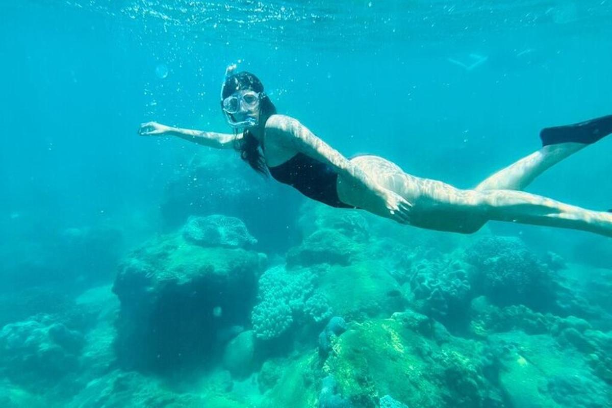 žena plavající ve vodě v oceánu