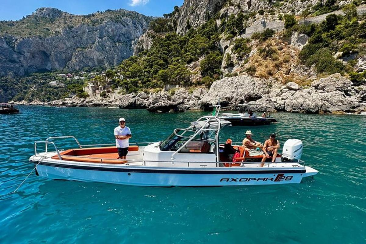un gruppo di persone sedute su una barca in acqua