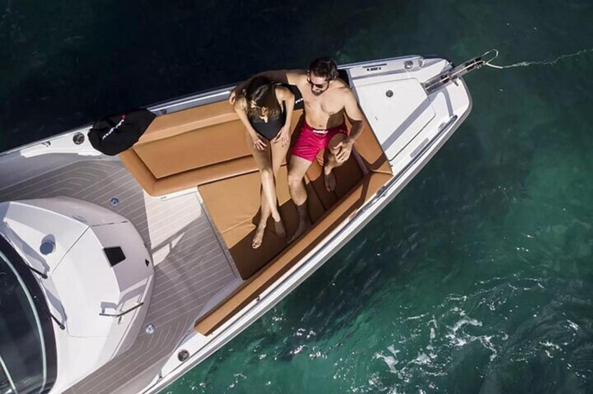 due donne su una barca in acqua