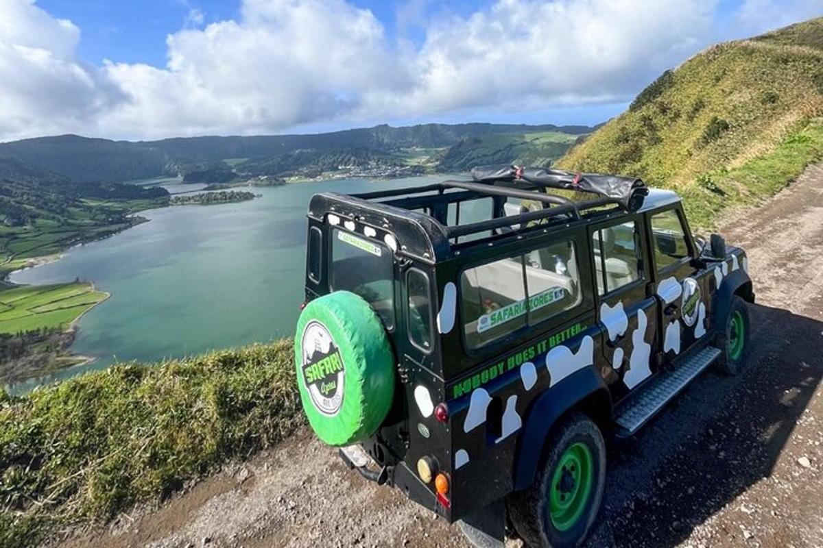un jeep aparcat en un turó al costat d'un riu