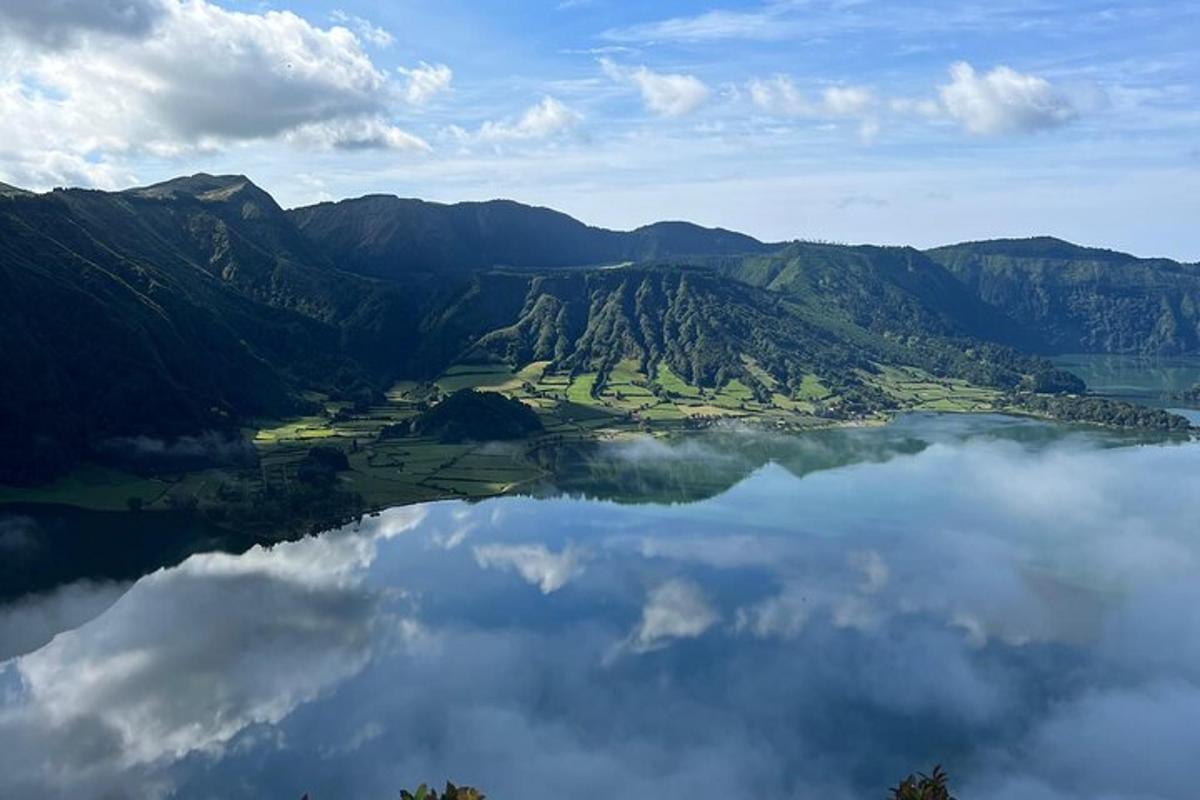 una vista d'una gran massa d'aigua amb muntanyes
