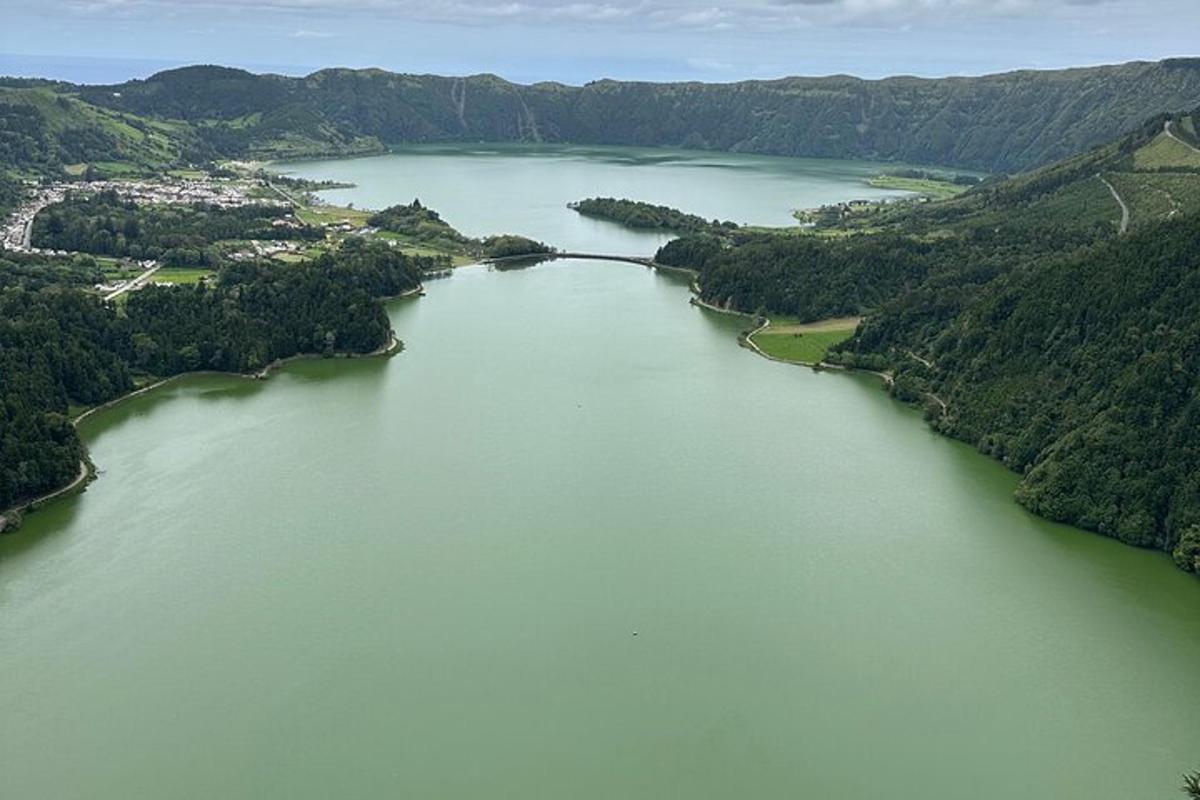 una vista aèria d'una gran massa d'aigua