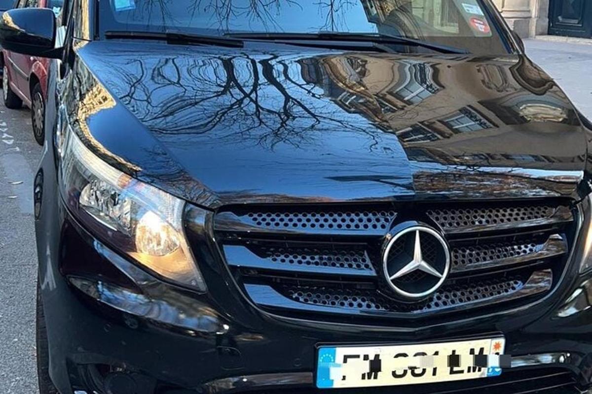 מכונית מרצדס בנץ חונה בחניון