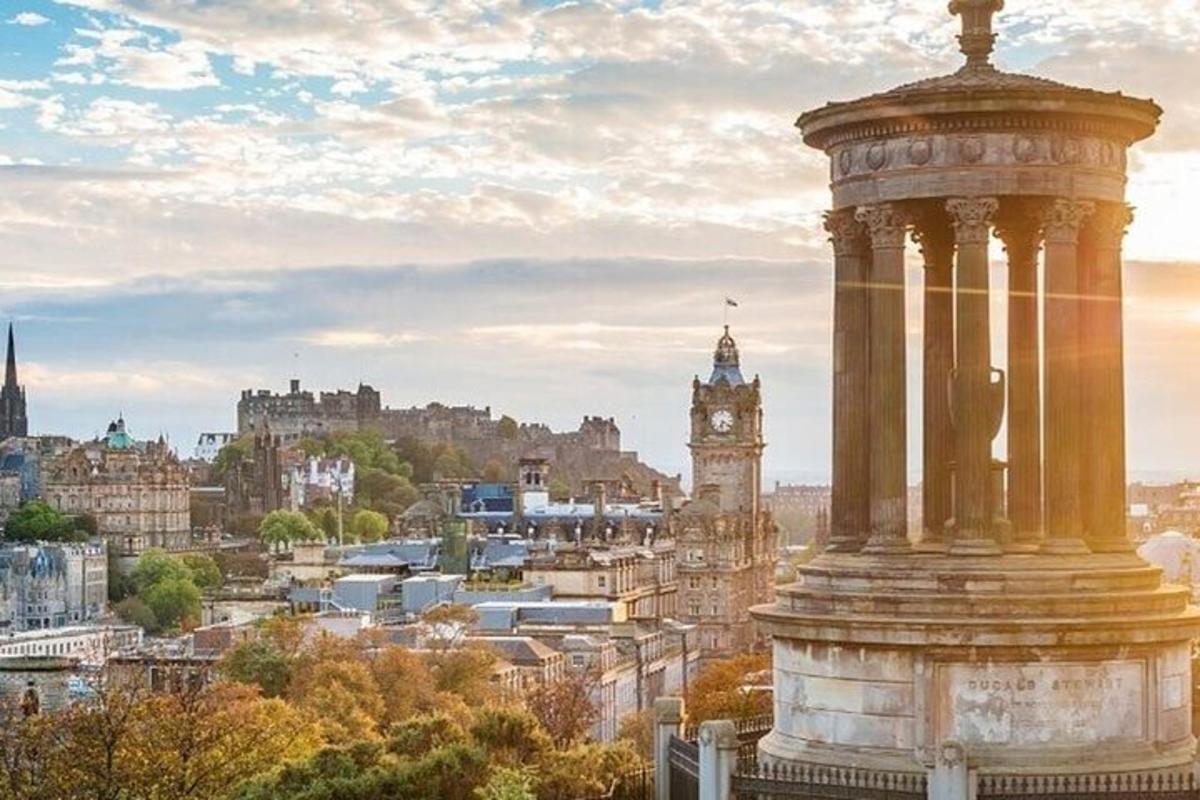 ein Blick auf die Stadt Edinburgh mit einem Glockenturm