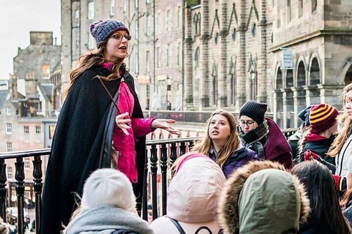 una donna in piedi davanti a una folla di persone