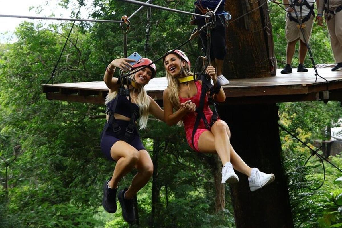 due ragazze sono sedute su una teleferica