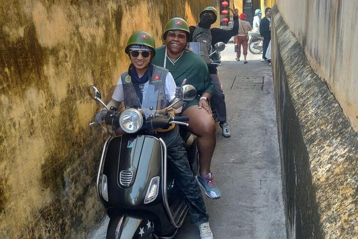 un uomo e una donna in sella a uno scooter