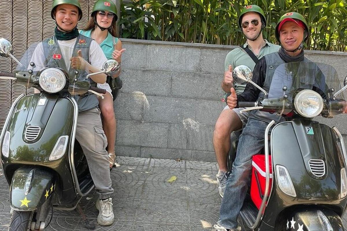 un gruppo di persone sedute su scooter