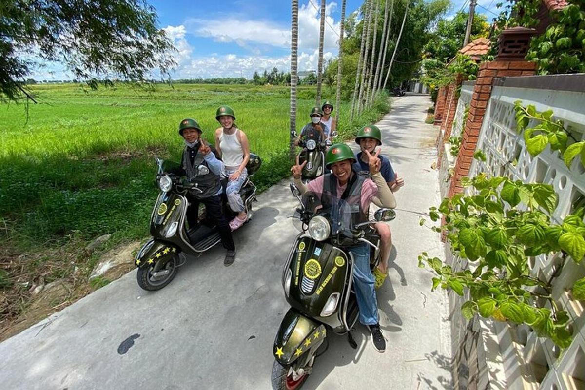 un gruppo di persone in motocicletta lungo una strada