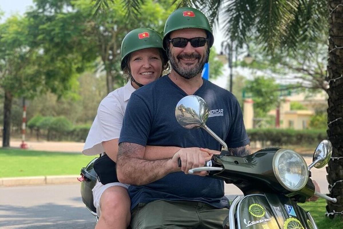 un uomo e una donna in sella a una motocicletta