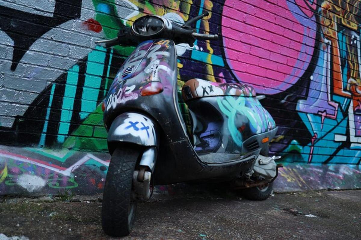 skuter motor diparkir di depan tembok