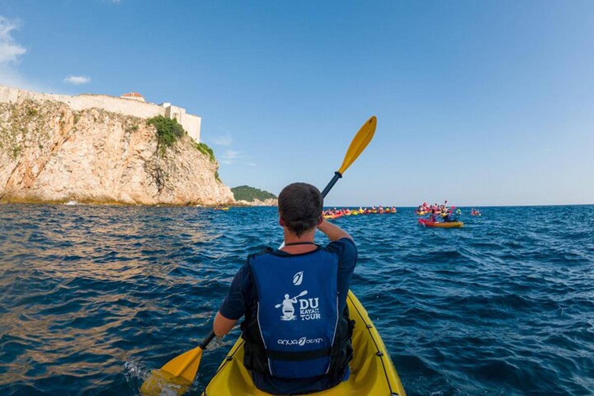 un uomo in un kayak giallo in acqua