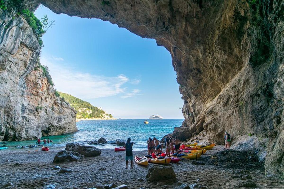 un gruppo di persone in piedi su una spiaggia vicino all'acqua