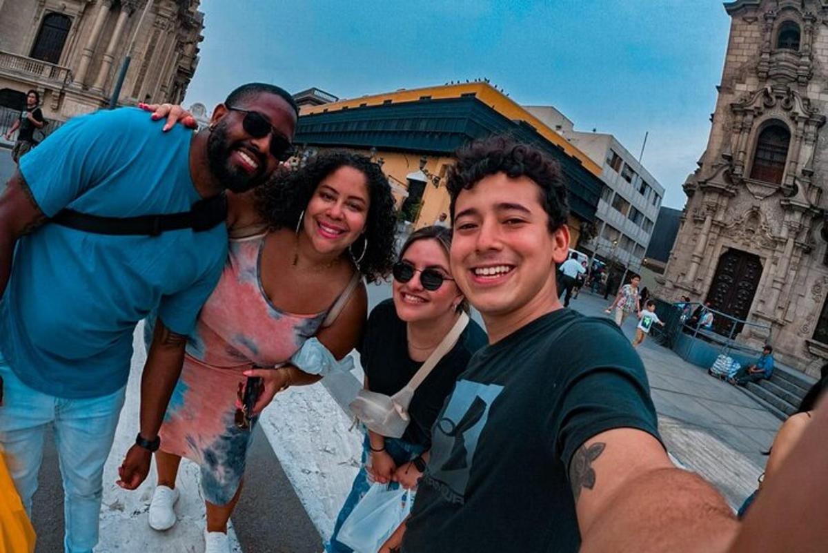 grupp inimesi poseerib pildi jaoks kiriku ees