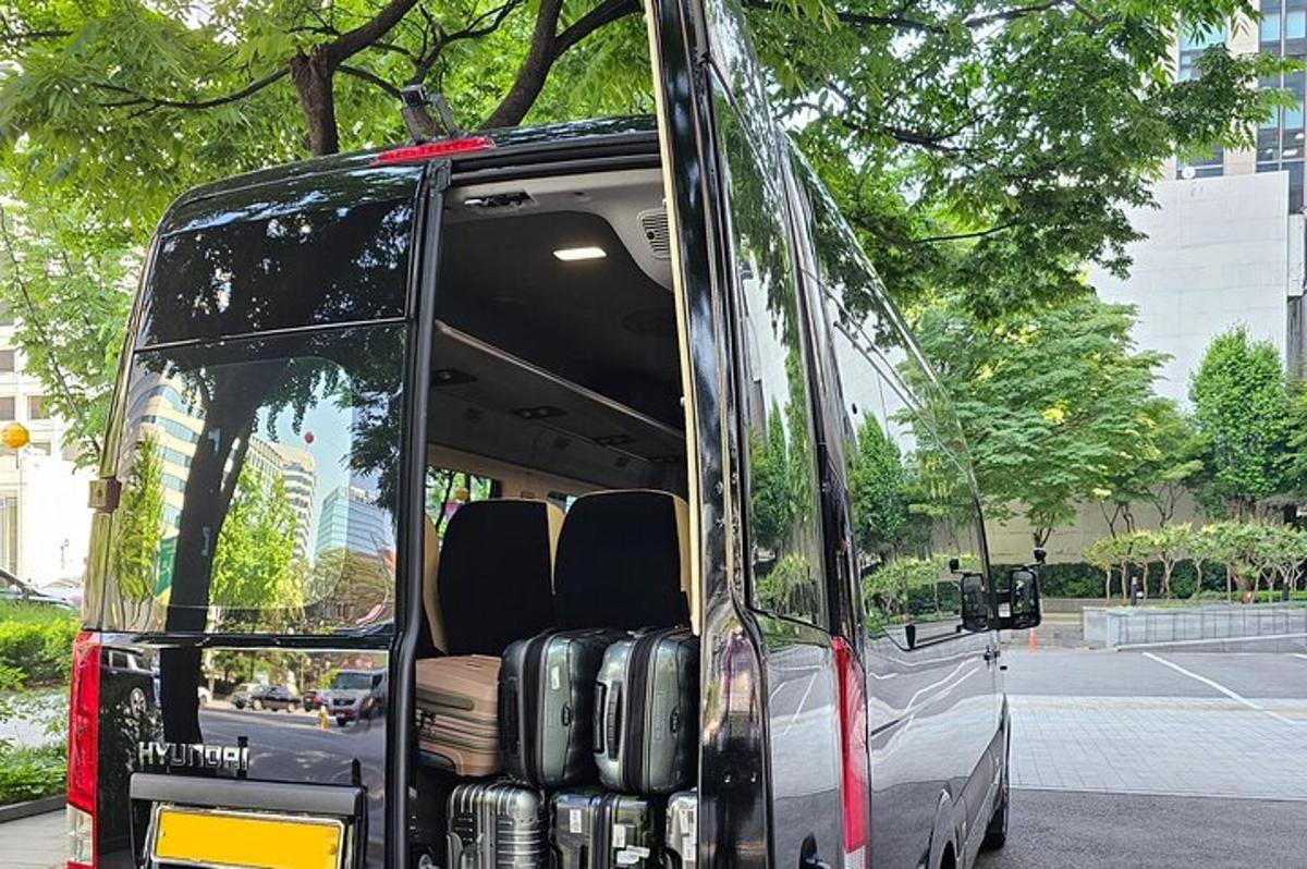 sebuah van dengan pintu terbuka dengan barang bawaan di dalamnya
