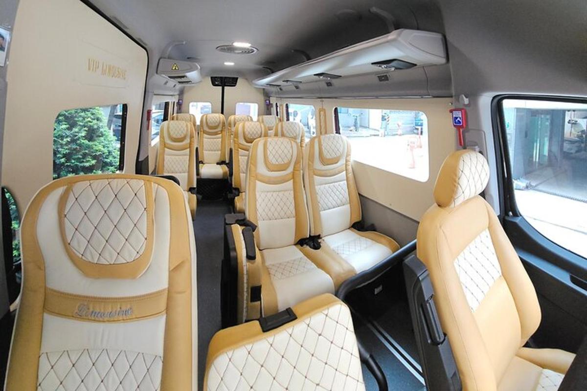 deretan kursi di bus kosong