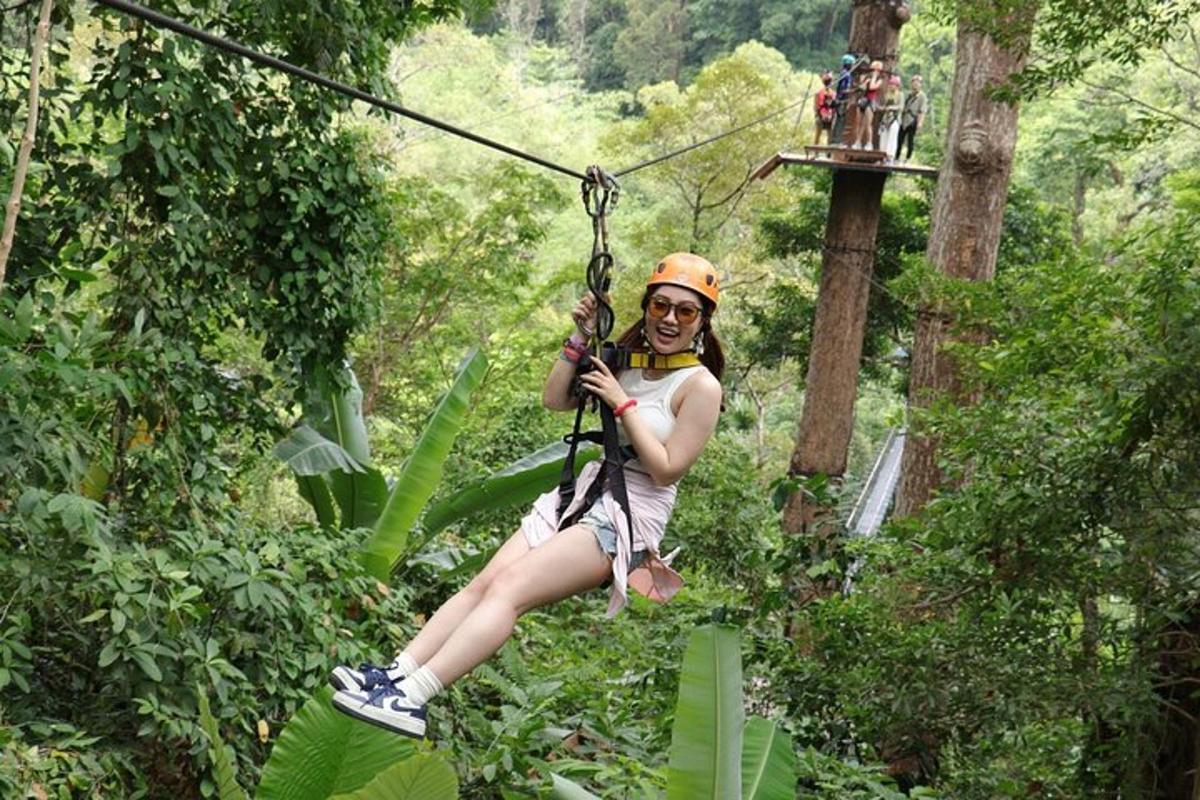 una dona pujant a una tirolina a la selva