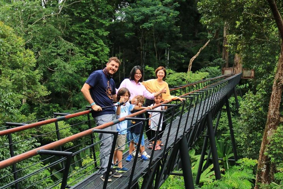 sebuah keluarga yang berdiri di atas jambatan di dalam hutan