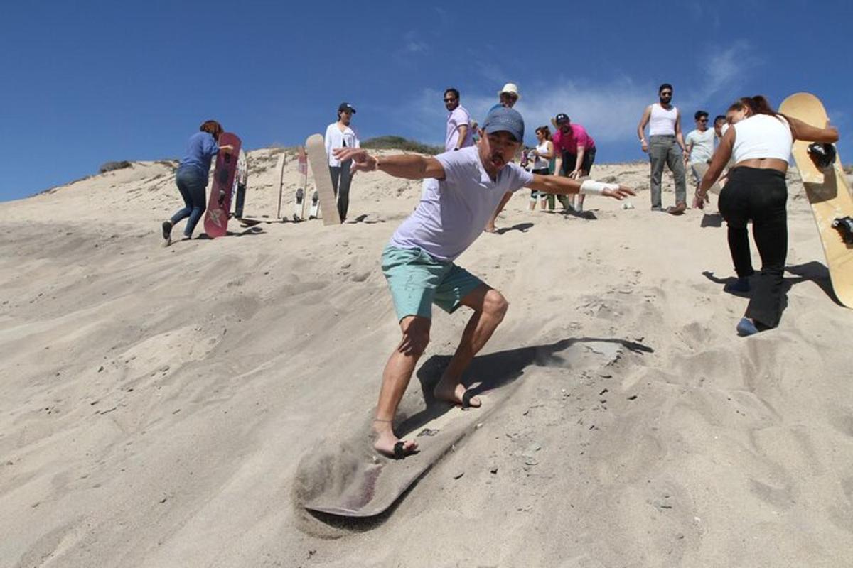 un uomo in piedi su una tavola da surf nella sabbia