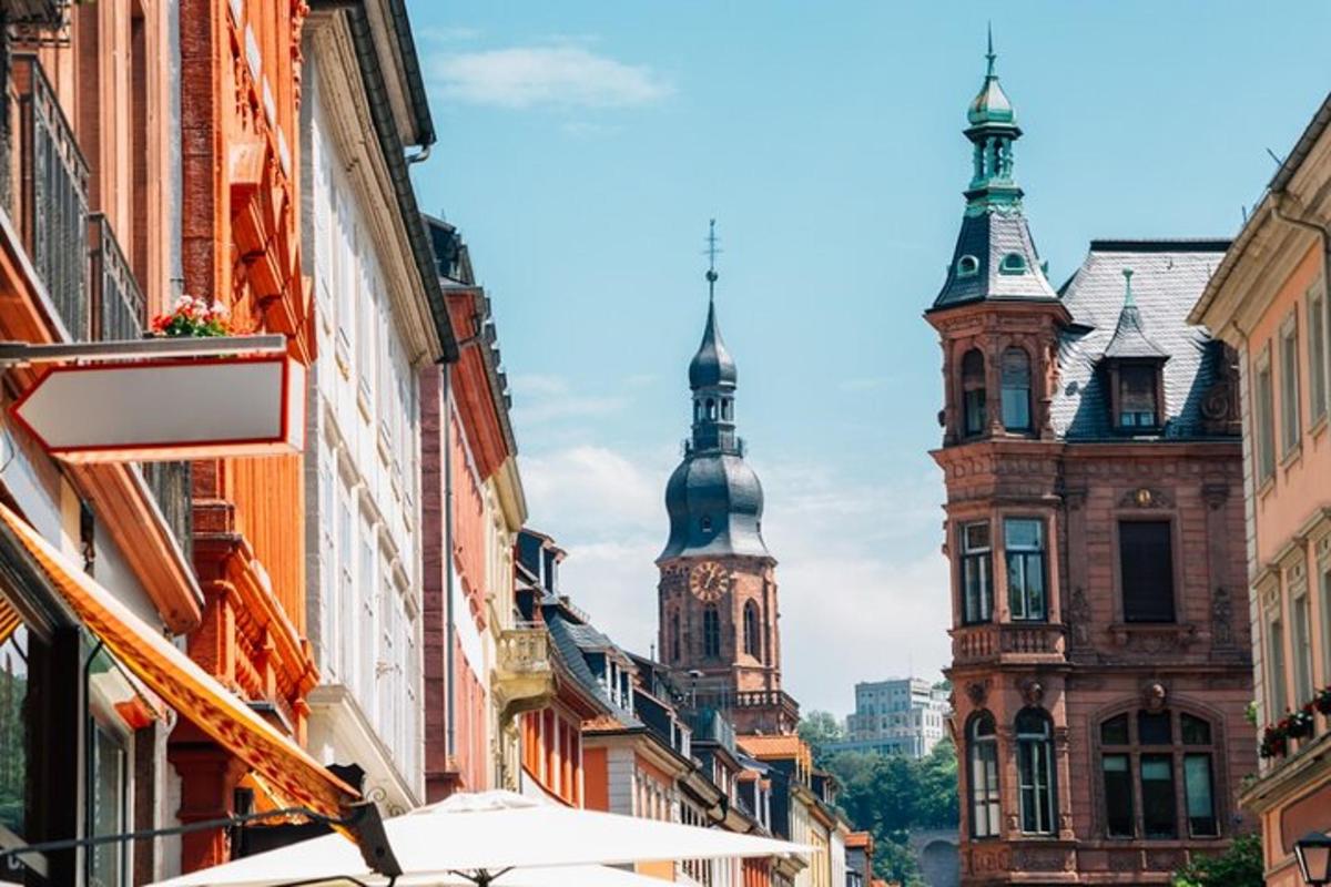 mestská ulica s dvoma vysokými budovami a dvoma vežami