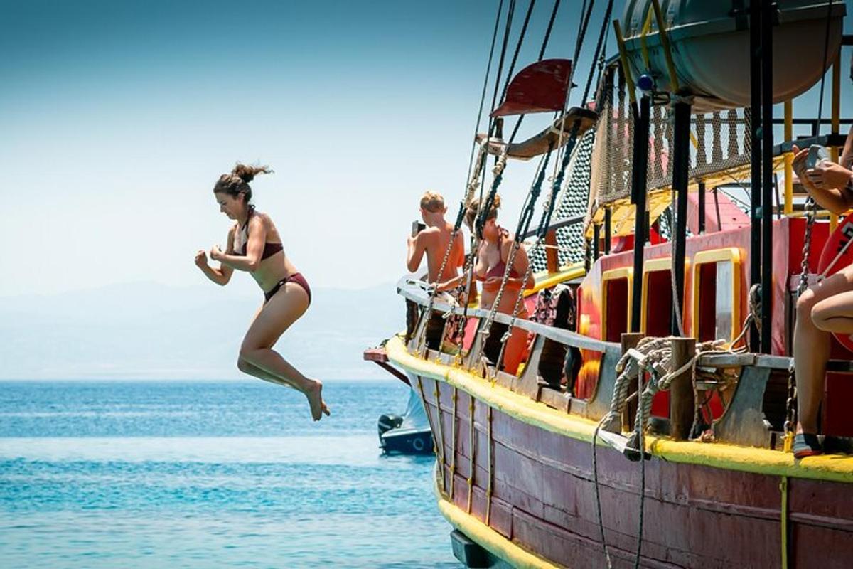un grupo de personas saltando de un barco