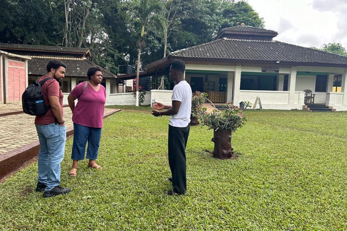 Un grupo de tres personas de pie en un patio.